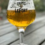Verre de bière belge trappiste sur une table en bois