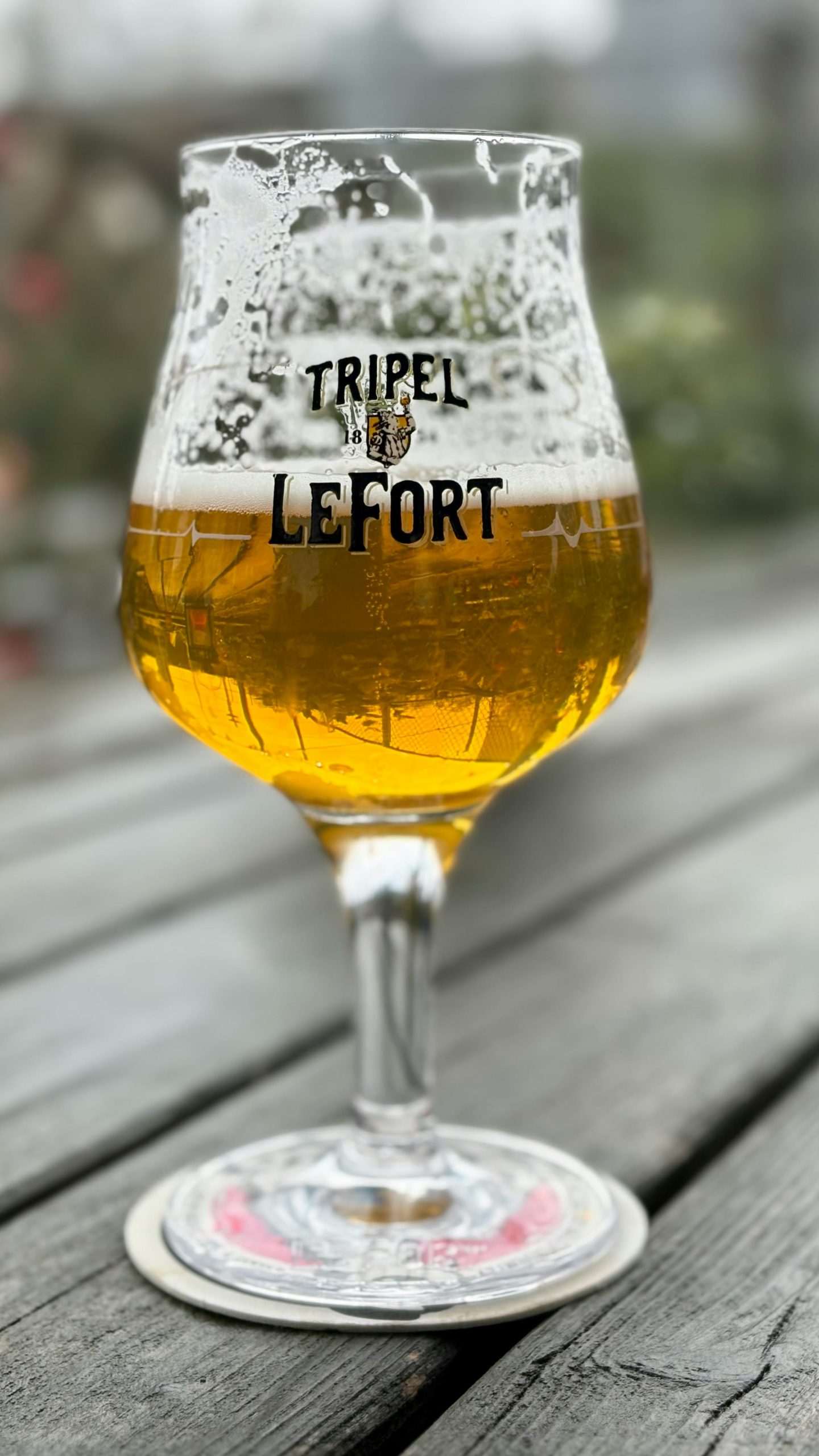 Verre de bière belge trappiste sur une table en bois