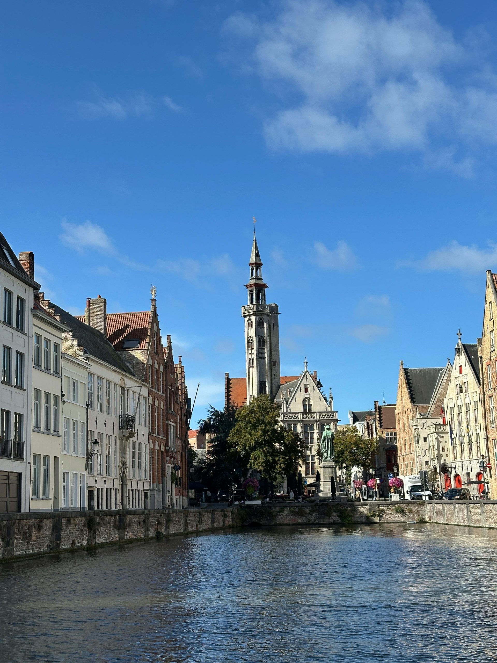 Canal pittoresque de Bruges avec maisons médiévales