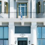 Façade élégante d'un hôtel boutique avec décoration soignée