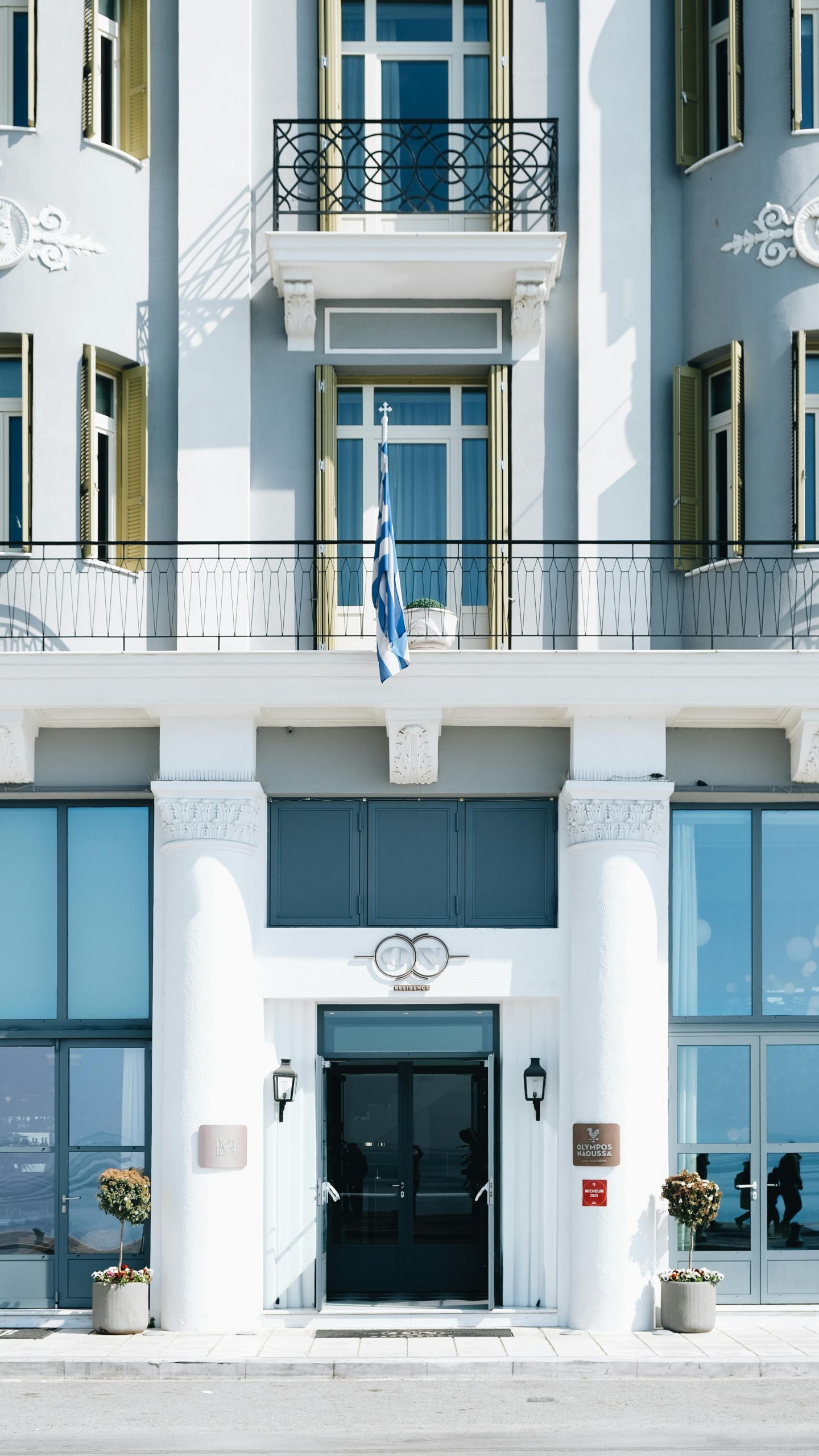Façade élégante d'un hôtel boutique avec décoration soignée