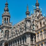Façade d'un musée de Bruxelles vue d'en bas