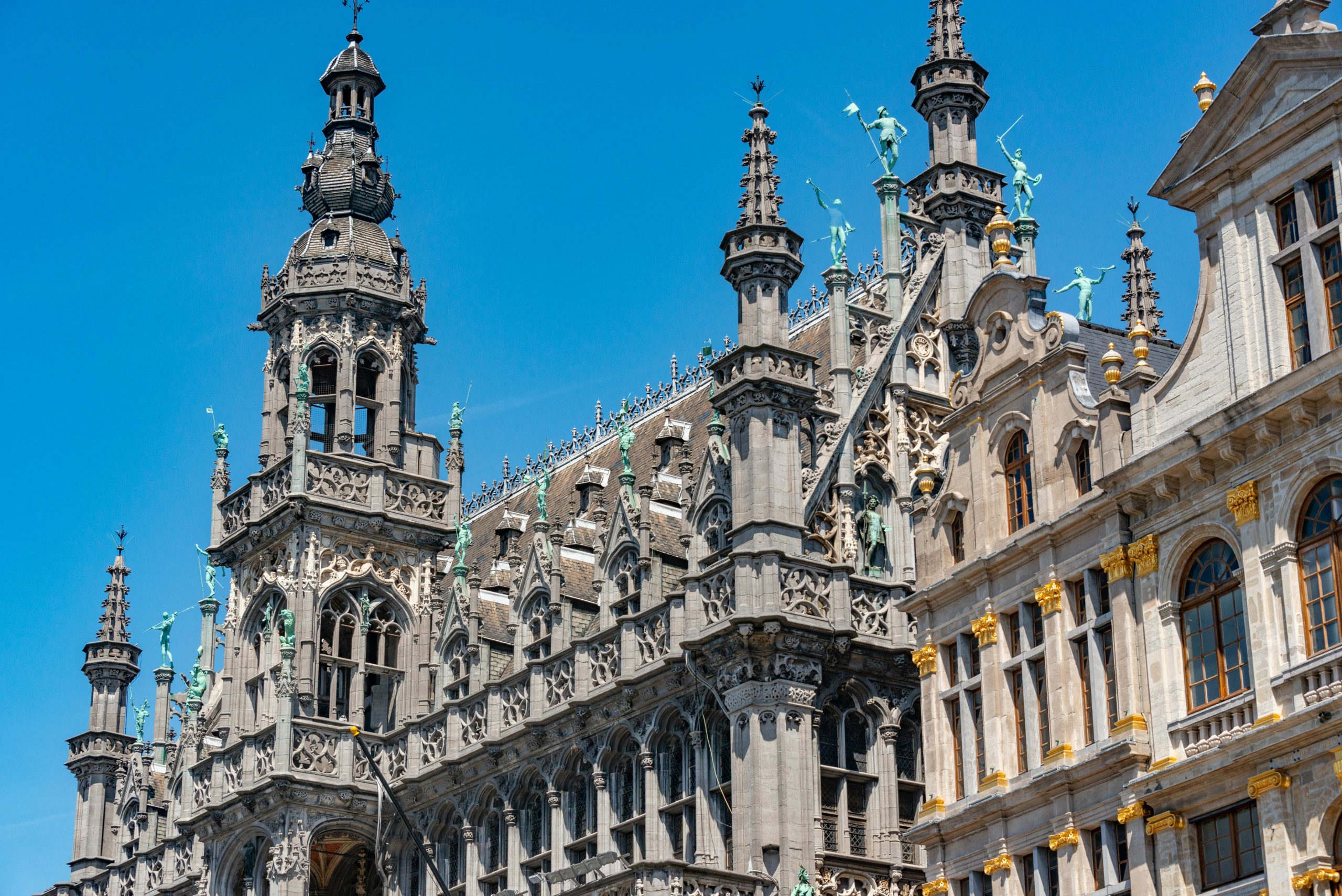 Façade d'un musée de Bruxelles vue d'en bas