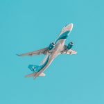 Avion volant dans un ciel bleu pour des vols pas chers