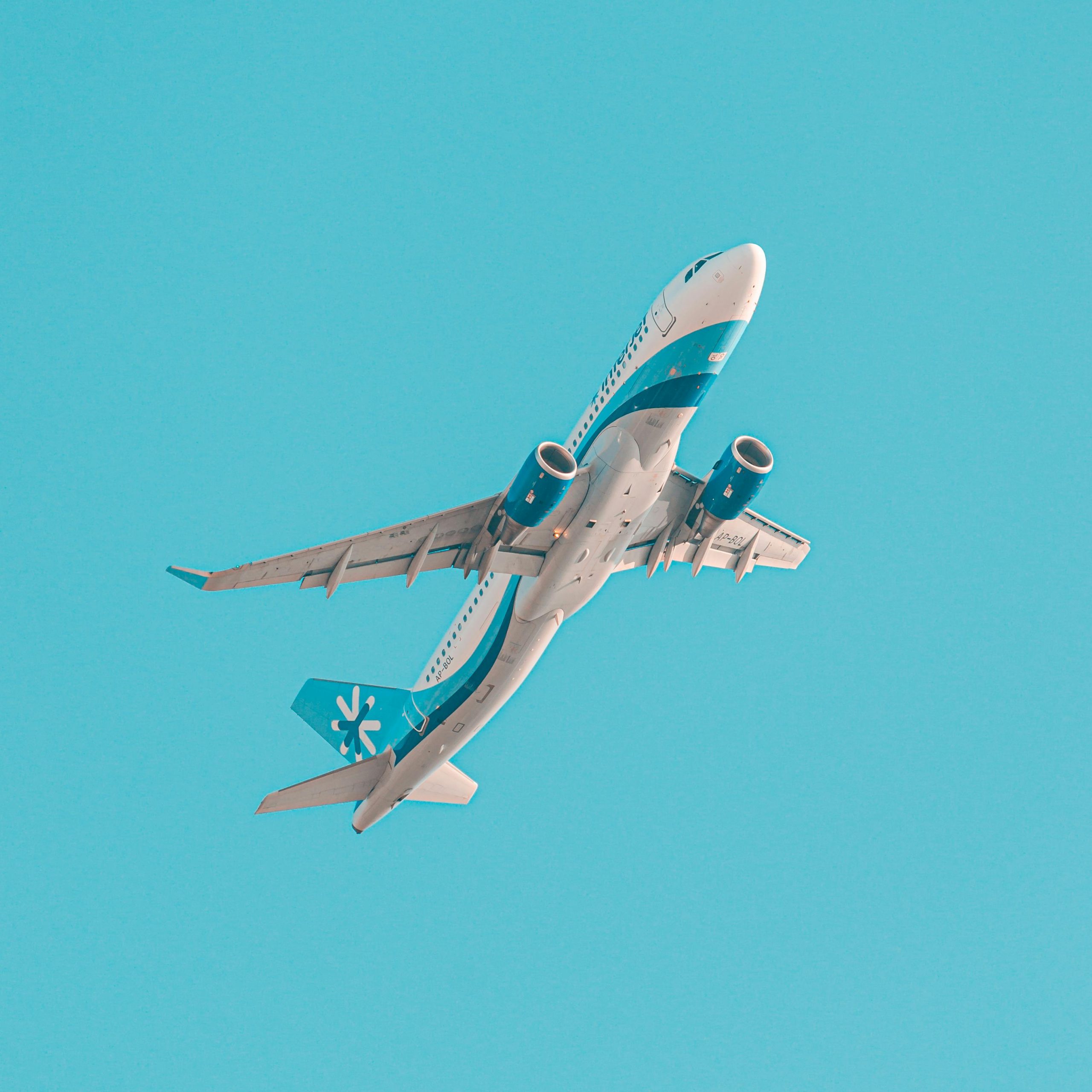Avion volant dans un ciel bleu pour des vols pas chers