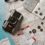 Voyageur avec sac à dos et carnet de bons plans