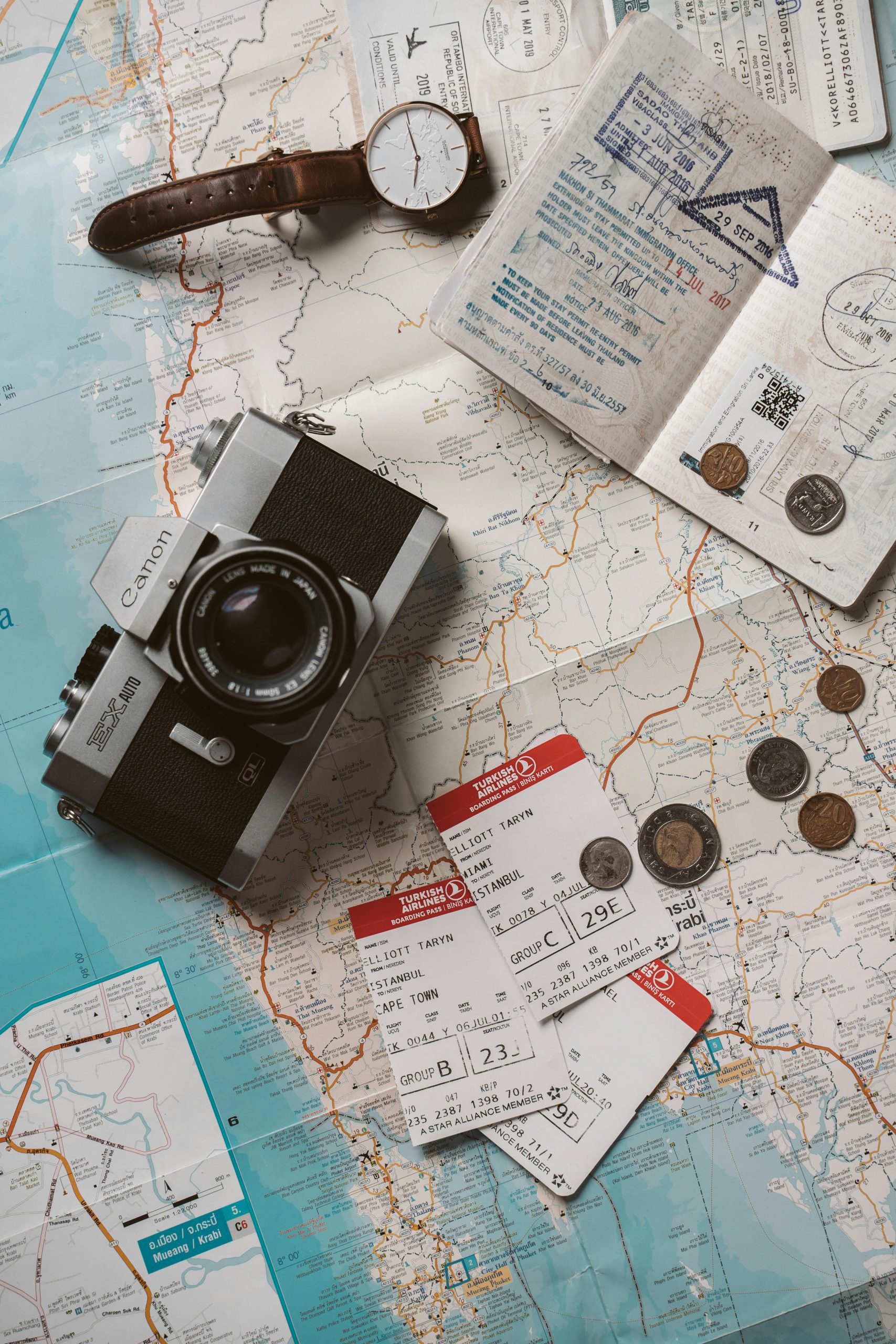 Voyageur avec sac à dos et carnet de bons plans